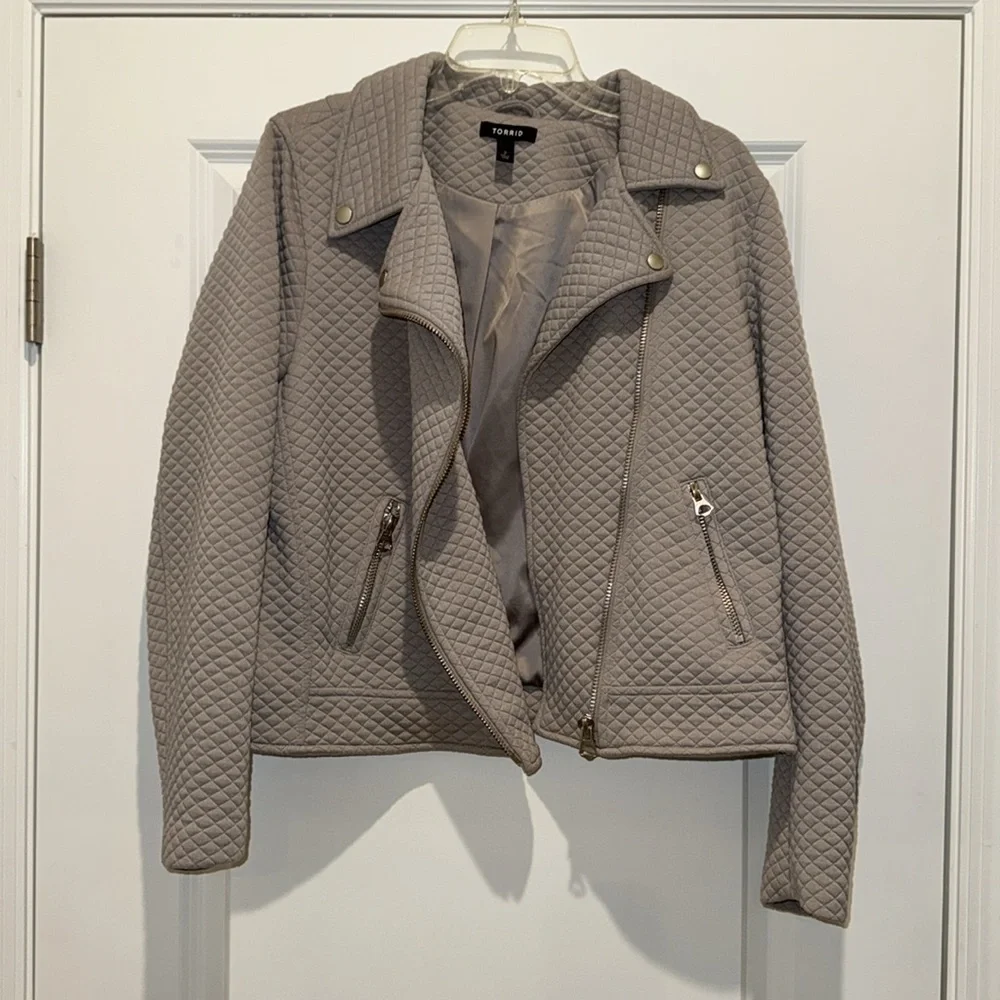 TORRID PEBBLE GREY QUILTED‎ KNIT MOTO JACKET - 2 - Picture 2 of 10